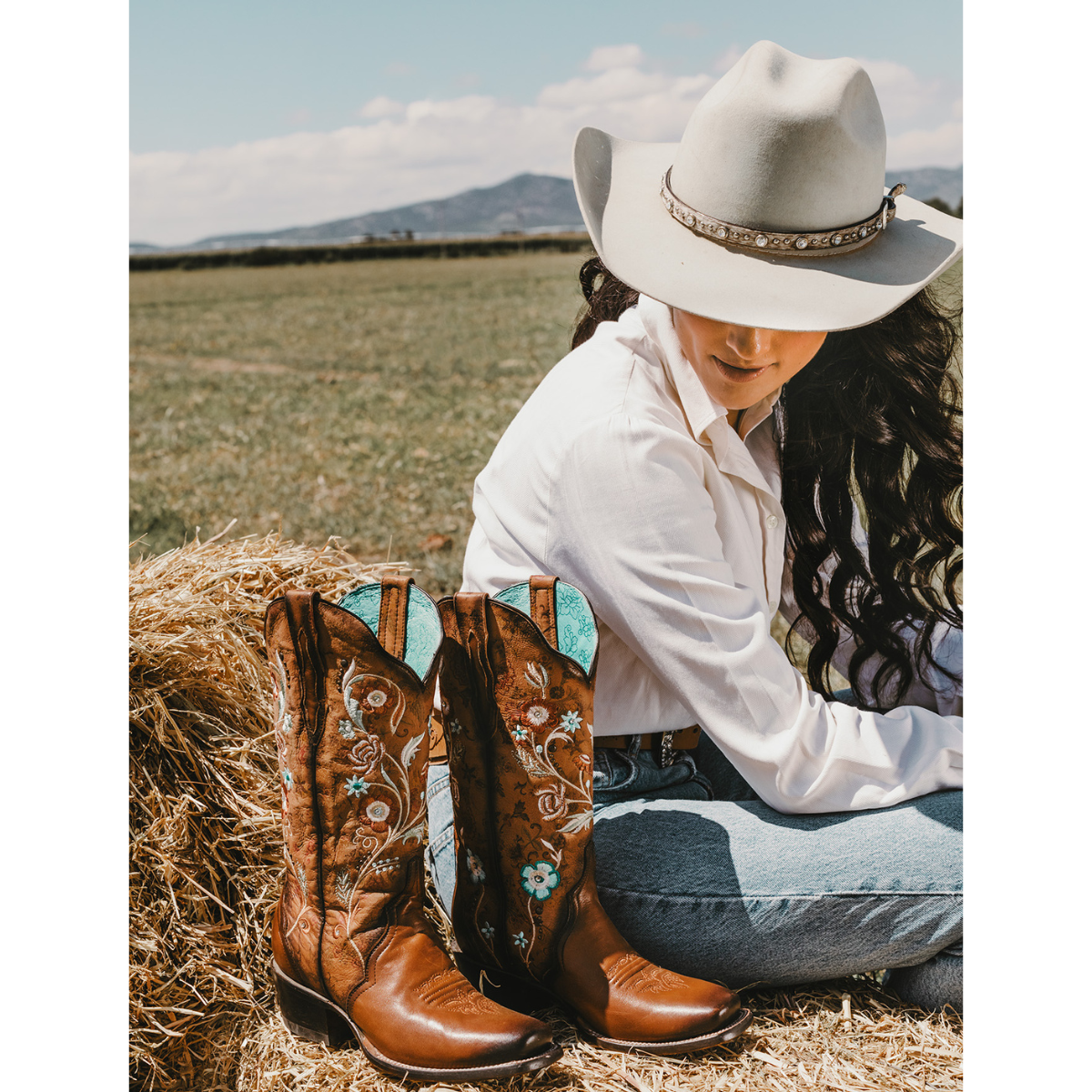 Bota Vaquera Flores Bordadas y Tacón Vaquero Pacífico